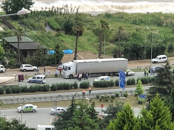 Rize'de Tırın Altına Giren Otomobildeki 3 Kişi Yaralandı 5