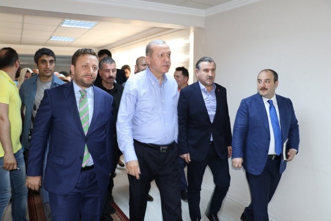 Erdoğan, Ak Parti Rize İl Başkanlığını Ziyaret Etti 12