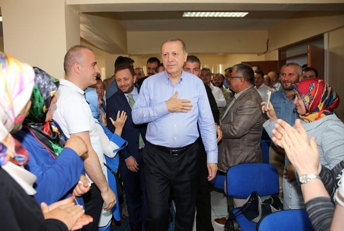 Erdoğan, Ak Parti Rize İl Başkanlığını Ziyaret Etti 6