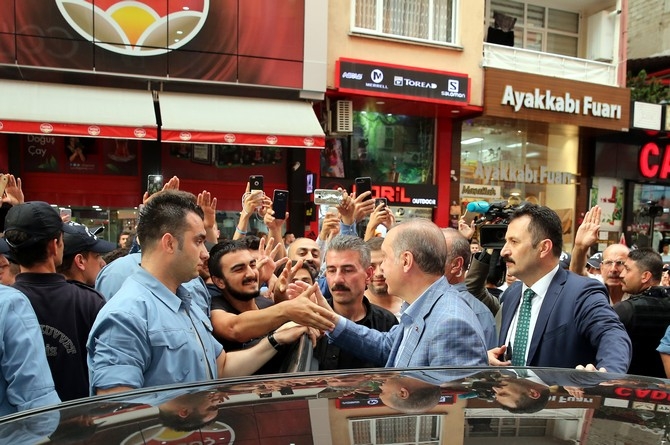Cumhurbaşkanı Erdoğan, Rize'de vatandaşları selamladı 2