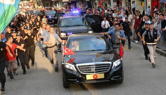 Cumhurbaşkanı Erdoğan, Rize'de vatandaşları selamladı 5