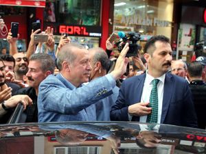 Cumhurbaşkanı Erdoğan, Rize'de vatandaşları selamladı