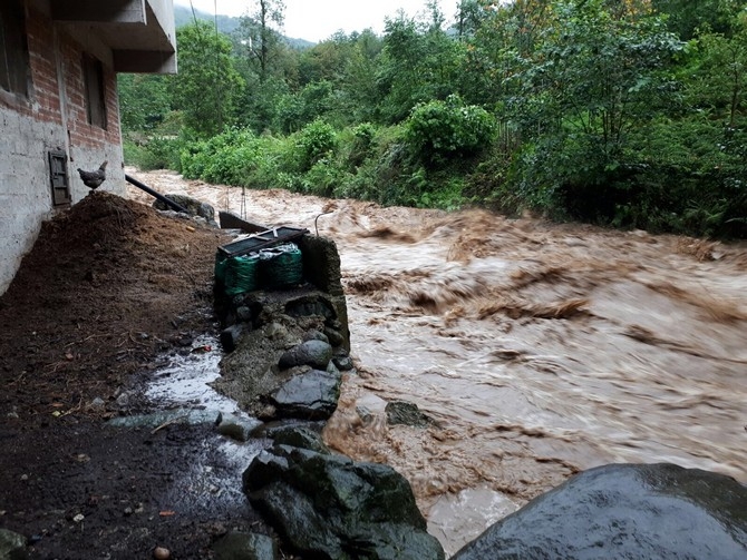 Rize'de şiddetli yağış 18