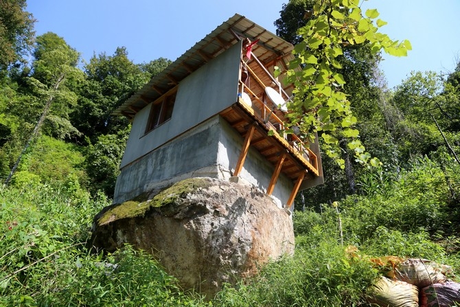 16 metrekarelik kaya üzerine ev yaptı 2