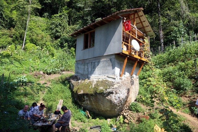 16 metrekarelik kaya üzerine ev yaptı 8
