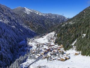 Kasımda yağan kar turizmcinin yüzünü güldürdü