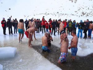 Gölün üstündeki buzu ağaç motoru ile keserek yüzdüler