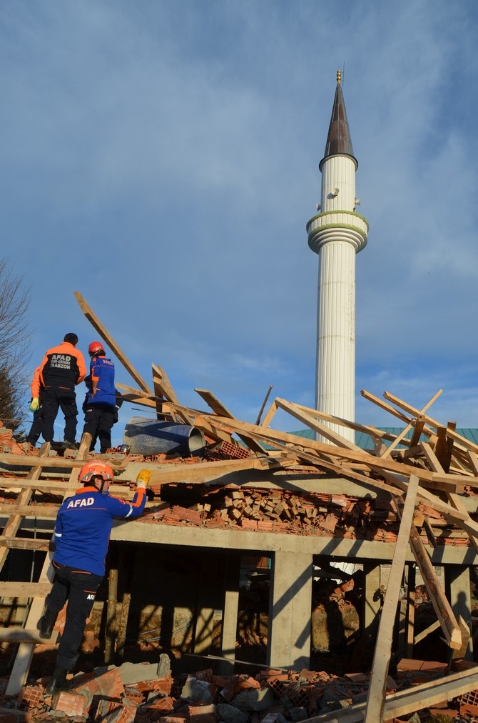 Trabzon'da cami lojmanı inşaatı çöktü: 1 ölü, 7 yaralı 11