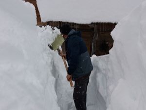 Rize merkezde vatandaşlar güneşin keyfini çıkartırken yaylalar...