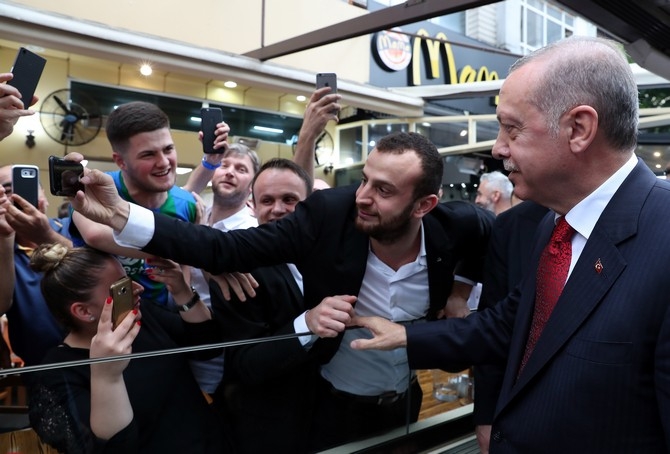 Erdoğan, Rize'de esnaf ziyaretlerinde 1