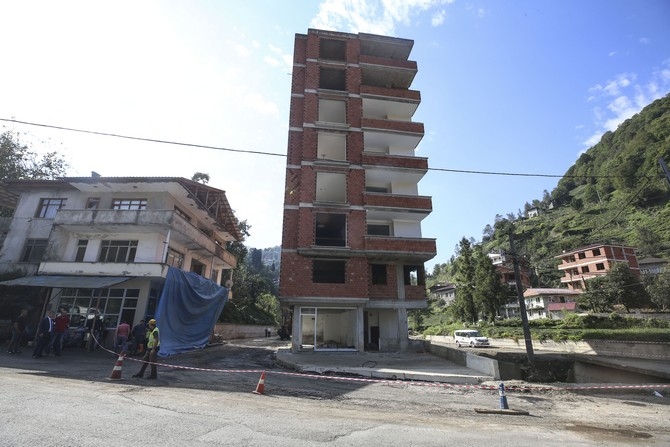 Rize'deki 7 katlı binanın yıkımına başlandı 1