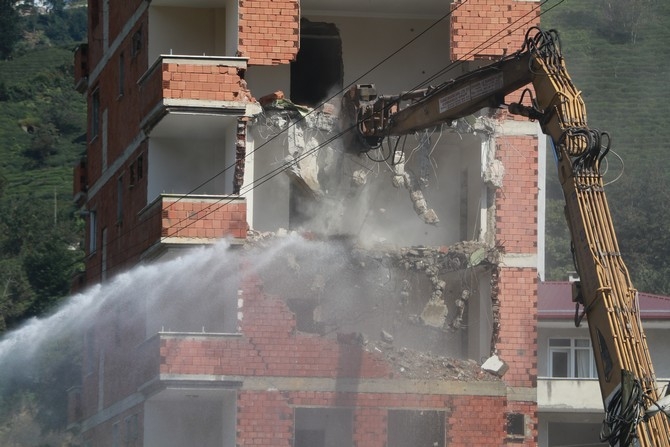 Rize'deki 7 katlı binanın yıkımına başlandı 10