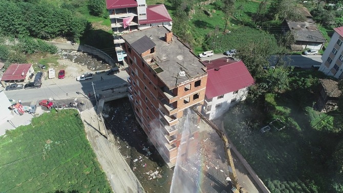 Rize'deki 7 katlı binanın yıkımına başlandı 12