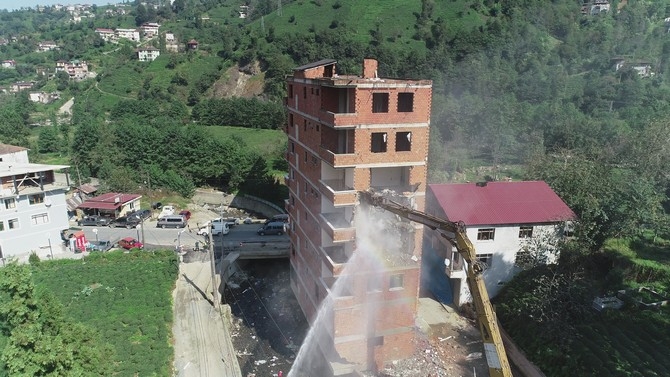 Rize'deki 7 katlı binanın yıkımına başlandı 13