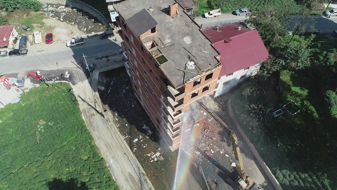 Rize'deki 7 katlı binanın yıkımına başlandı 14