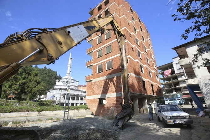 Rize'deki 7 katlı binanın yıkımına başlandı 19
