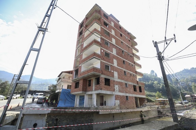 Rize'deki 7 katlı binanın yıkımına başlandı 2