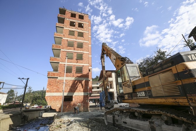Rize'deki 7 katlı binanın yıkımına başlandı 20