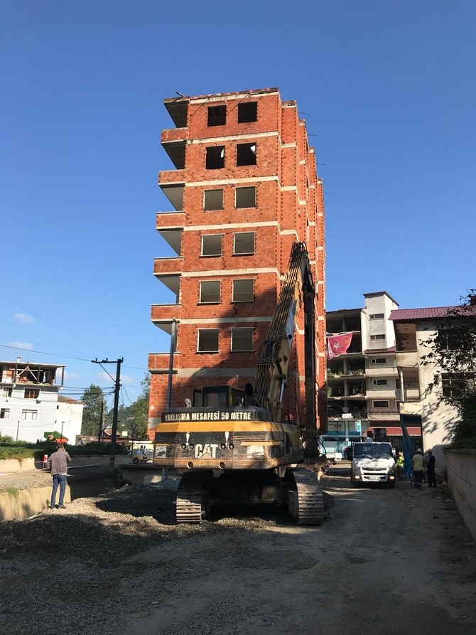Rize'deki 7 katlı binanın yıkımına başlandı 23