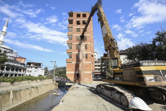 Rize'deki 7 katlı binanın yıkımına başlandı 24