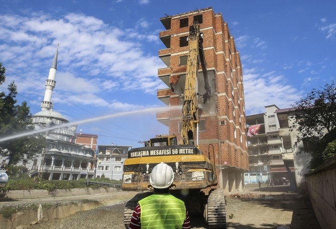 Rize'deki 7 katlı binanın yıkımına başlandı 25