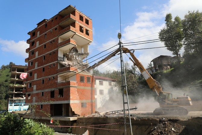 Rize'deki 7 katlı binanın yıkımına başlandı 30