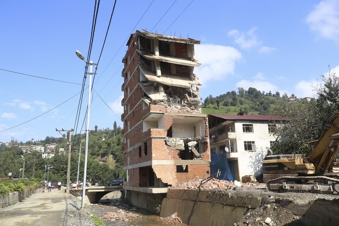 Rize'deki 7 katlı binanın yıkımına başlandı 31