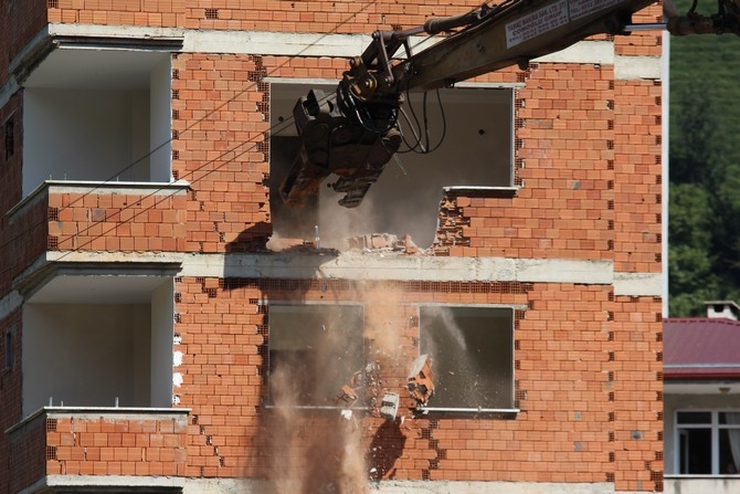 Rize'deki 7 katlı binanın yıkımına başlandı 35