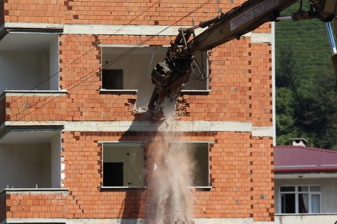 Rize'deki 7 katlı binanın yıkımına başlandı 36
