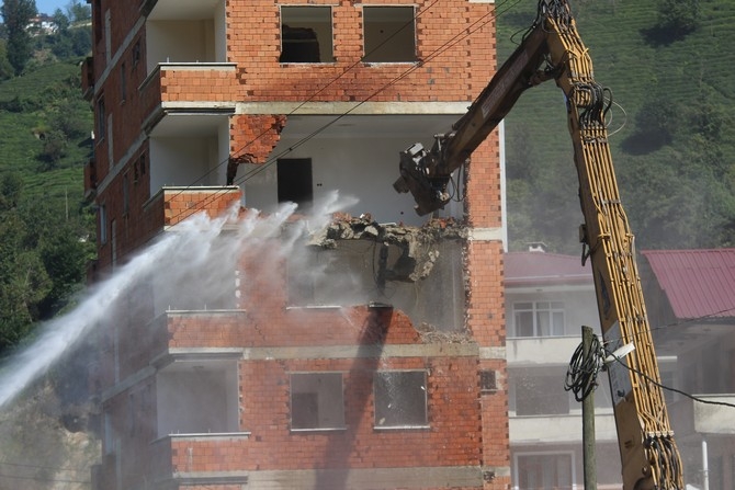 Rize'deki 7 katlı binanın yıkımına başlandı 37