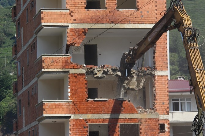 Rize'deki 7 katlı binanın yıkımına başlandı 38