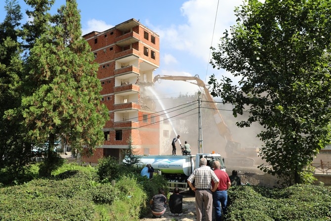 Rize'deki 7 katlı binanın yıkımına başlandı 43