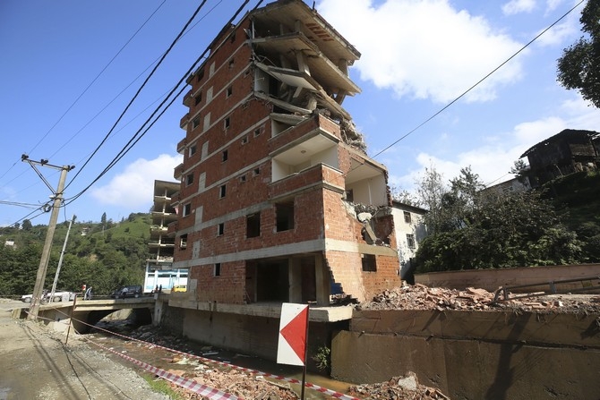 Rize'deki 7 katlı binanın yıkımına başlandı 44