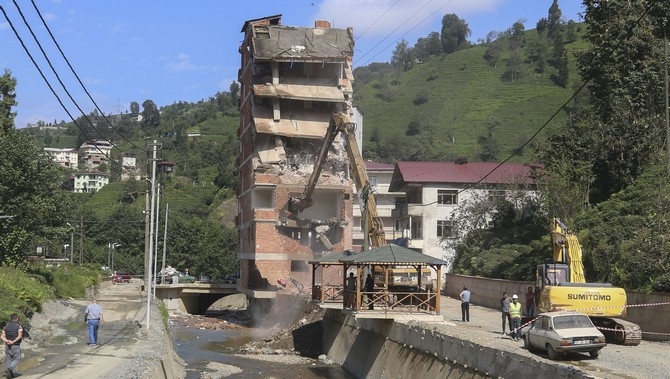 Rize'deki 7 katlı binanın yıkımına başlandı 45
