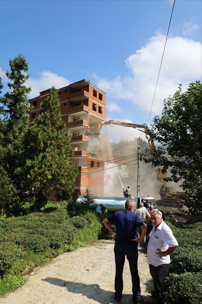 Rize'deki 7 katlı binanın yıkımına başlandı 48