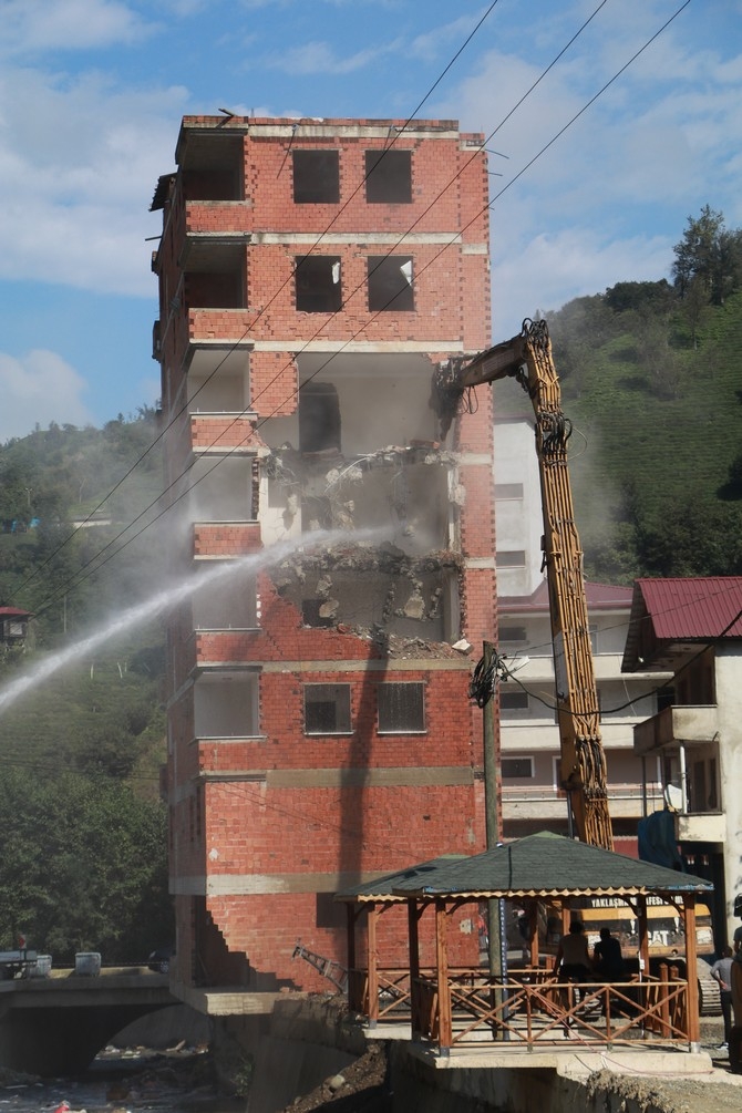 Rize'deki 7 katlı binanın yıkımına başlandı 49