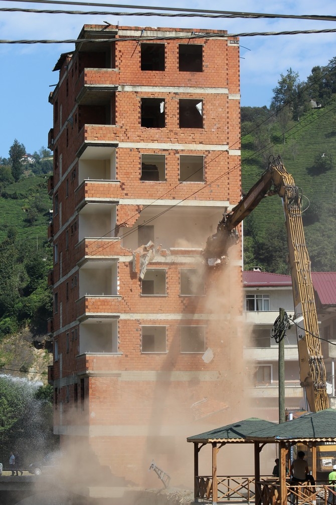 Rize'deki 7 katlı binanın yıkımına başlandı 50