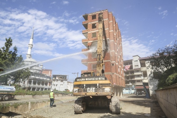 Rize'deki 7 katlı binanın yıkımına başlandı 7