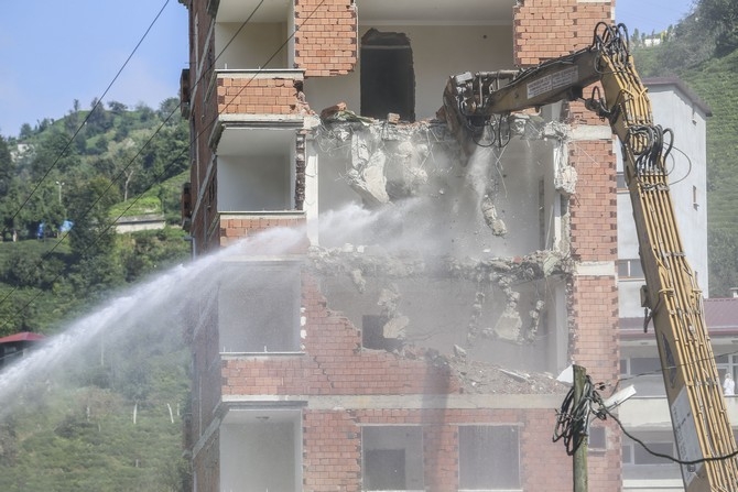 Rize'deki 7 katlı binanın yıkımına başlandı 8