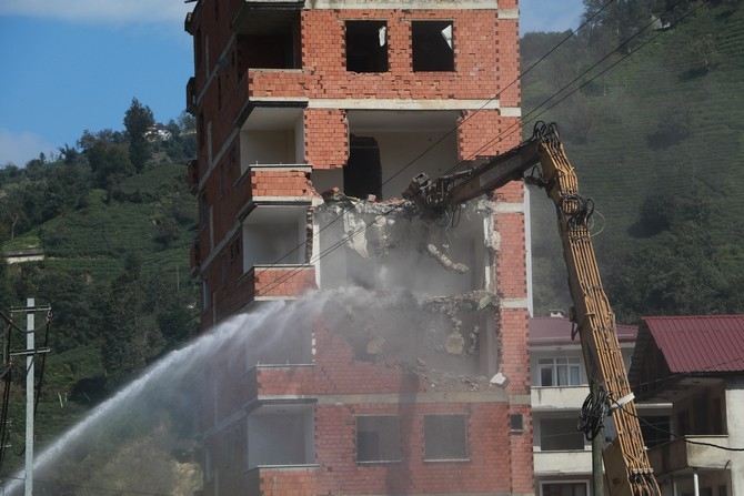 Rize'deki 7 katlı binanın yıkımına başlandı 9