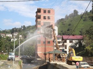 Rize'deki 7 katlı binanın yıkımına başlandı