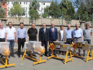 Batman’da Üzüm Üreticileri İçin 4 Adet Üzüm Sıkma Makinası Hibe Edildi