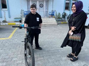 Doğum Günü Hediyesi Çalınmıştı, Polis Abileri Geri Verdi
