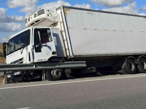 Kontrolden Çıkan Kamyon Orta Refüje Girdi