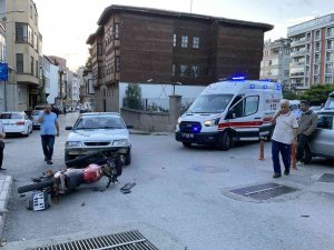 Sinop’ta Otomobille Çarpışan Motosiklet Sürücüsü Yaralandı