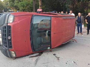 Otomobille Çarpışan Hafif Ticari Araç Devrildi: 1 Yaralı