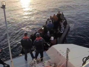 İ̇zmir Açıklarında 143 Göçmen Kurtarıldı, 31 Göçmen Yakalandı