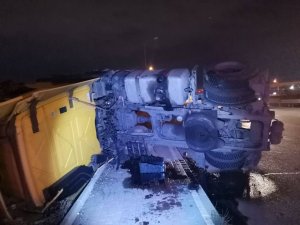Gebze’de Refüje Çarpan Kamyon Yan Yattı: 2 Yaralı