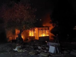 Çekmeköy’de Gece Kondu Alev Alev Yandı