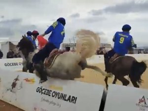 Atıyla Böyle Uçtu, Kırbaçlayıp Yoluna Devam Etti
